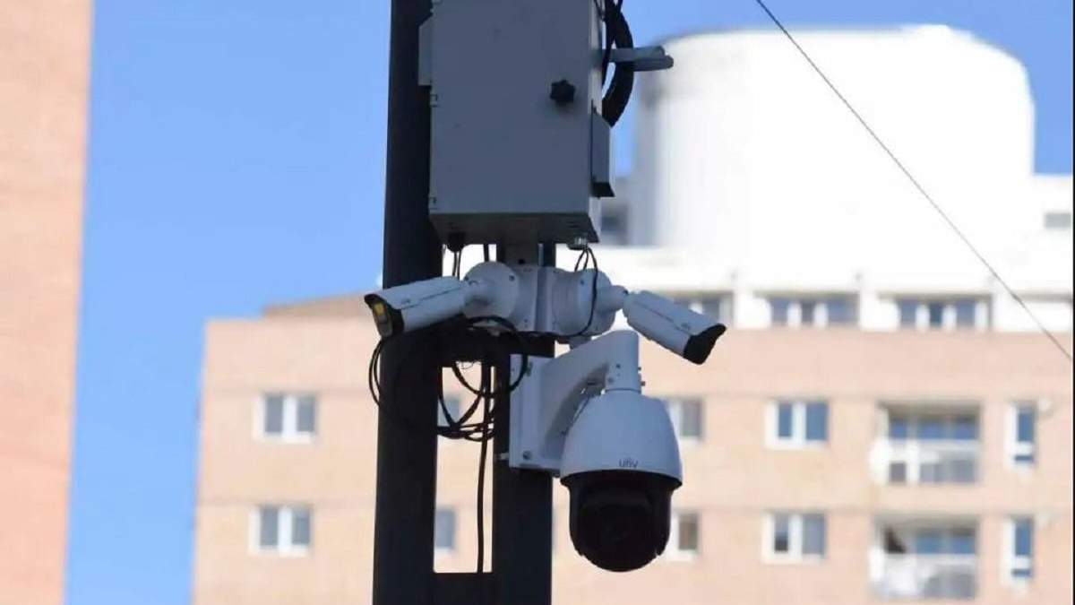 Los técnicos del municipio ya están instalando las primeras cámaras para fotomultas. Fuente: (Facebook)