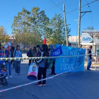 Escuelas que no pueden dar clases llevaron su protesta a las calles de Neuquén