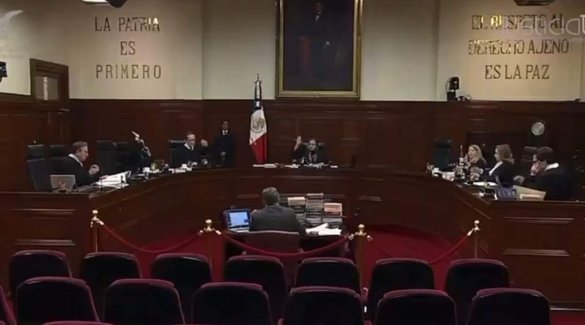 Lenia Batres votó mientras atendía una llamada telefónica