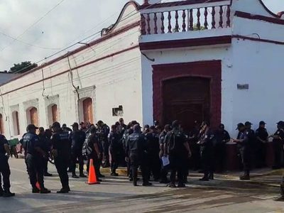 Policías toman el Palacio Municipal de Jonuta; denuncian recortes salariales y falta de equipo