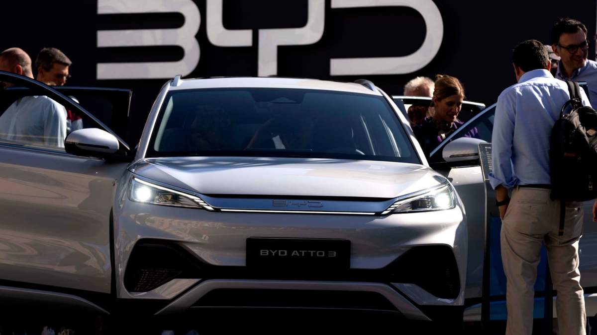 Visitantes miran el modelo fabricado en China BYD ATTO 3 en la feria automotriz IAA en Múnich, Alemania, el 8 de septiembre de 2023
