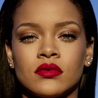 ¡En video! Rihanna estremeció a sus fans con insólito atuendo. ¡Imposible no mirar!