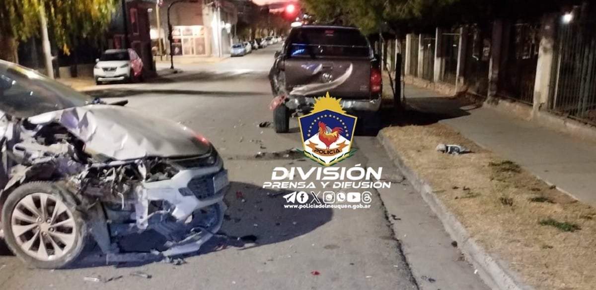 Signos del fuerte impacto entre el auto y la camioneta estacionada. Fuente: (Policía de Neuquén)