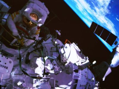 Astronautas chinos realizan caminata espacial en la estación Tiangong
