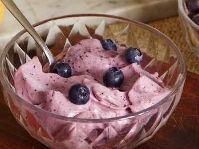 Helados de yogurt y arándanos: no dejes que te afecten los días de calor con esta riquísima receta