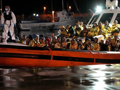 Más de 500 migrantes fueron rescatados y llevados a Italia en medio de una tormenta
