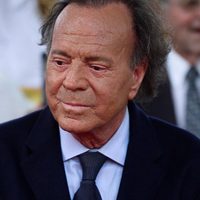 “Hay un fantasma que persigue…”: Julio Iglesias y una dramática reflexión  con respecto al coronavir