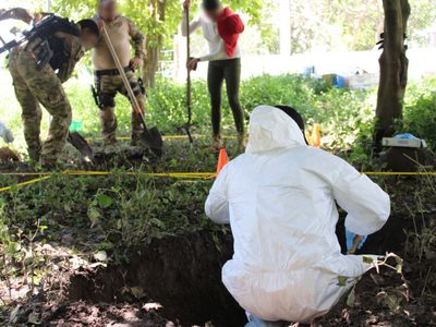Encuentran 11 cadáveres en fosas clandestinas de Tecomán, Colima
