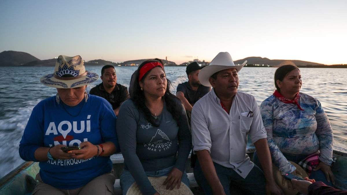 Claudia, Melina, Felipe e Irene, líderes indígenas del movimiento Aquí No, durante un  recorrido en panga