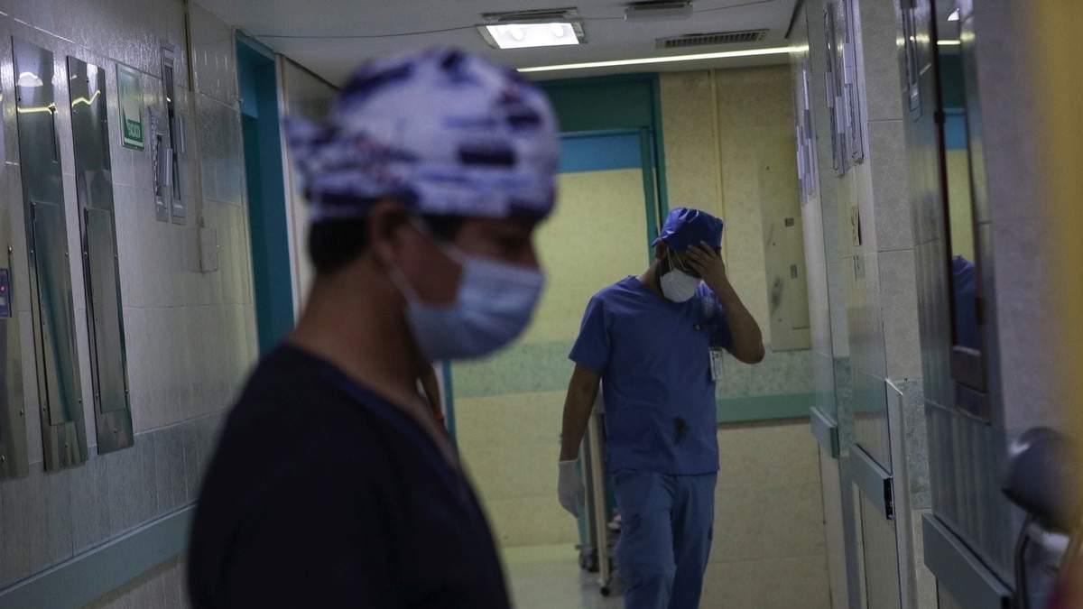 Un médico saliendo del quirófano