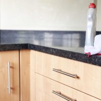 Sin usar químicos fuertes: conocé el trucazo de las abuelas para dejar la mesada de la cocina como nueva