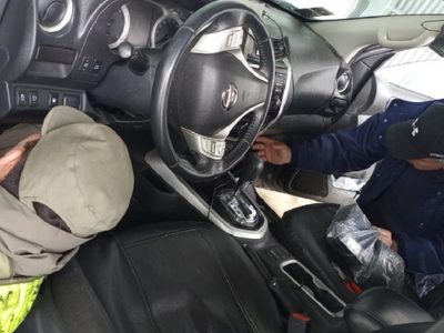 Descubrieron que llevaba impresoras ocultas bajo el piso de la camioneta