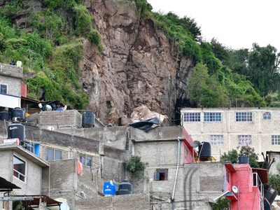 Un muerto y 10 personas desaparecidas tras desgajamiento del cerro del Chiquihuite