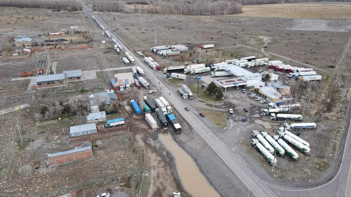 Los camiones varados en Las Lajas.  Fuente: (Facebook Canal Dos Laslajas)