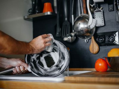 ¿Limpiás mientras cocinás? Esto revela la psicología sobre este hábito tan común