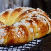 Con 1 huevo y 250 gramos de harina, hacé esta exquisita rosca de Pascua trenzada y rellena