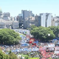 Miles de personas se suman la huelga general en Argentina en desafío a Milei tras mes y medio