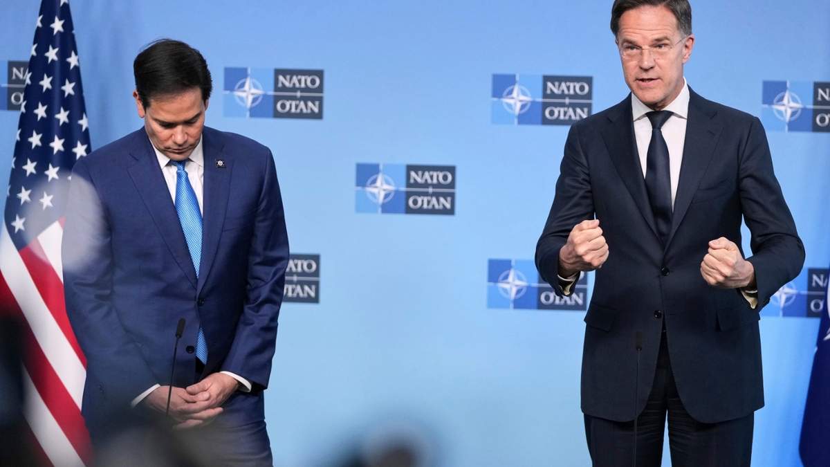 El secretario general de la OTAN, Mark Rutte, a la derecha, y el secretario de Estado de Estados Unidos, Marco Rubio, durante una reunión de ministros de exteriores de la OTAN en Bruselas