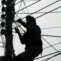 Detuvieron a un hombre mientras robaba cable