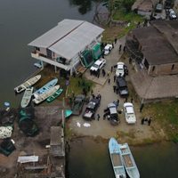 Hallan fosa clandestina, aseguran armas, vehículos y detienen a tres en un operativo en Oaxaca