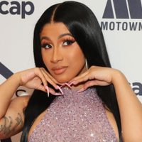 Cardi B respondió a un cuestionamiento por sus donaciones de mil dólares