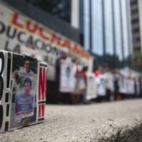 Padres de los 43 acusan a Peña de 'proteger” a Zerón con nuevo cargo