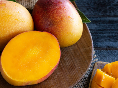 No tires el carozo del mango, germinalo en simples pasos y pronto tendrás una planta llena de frutos