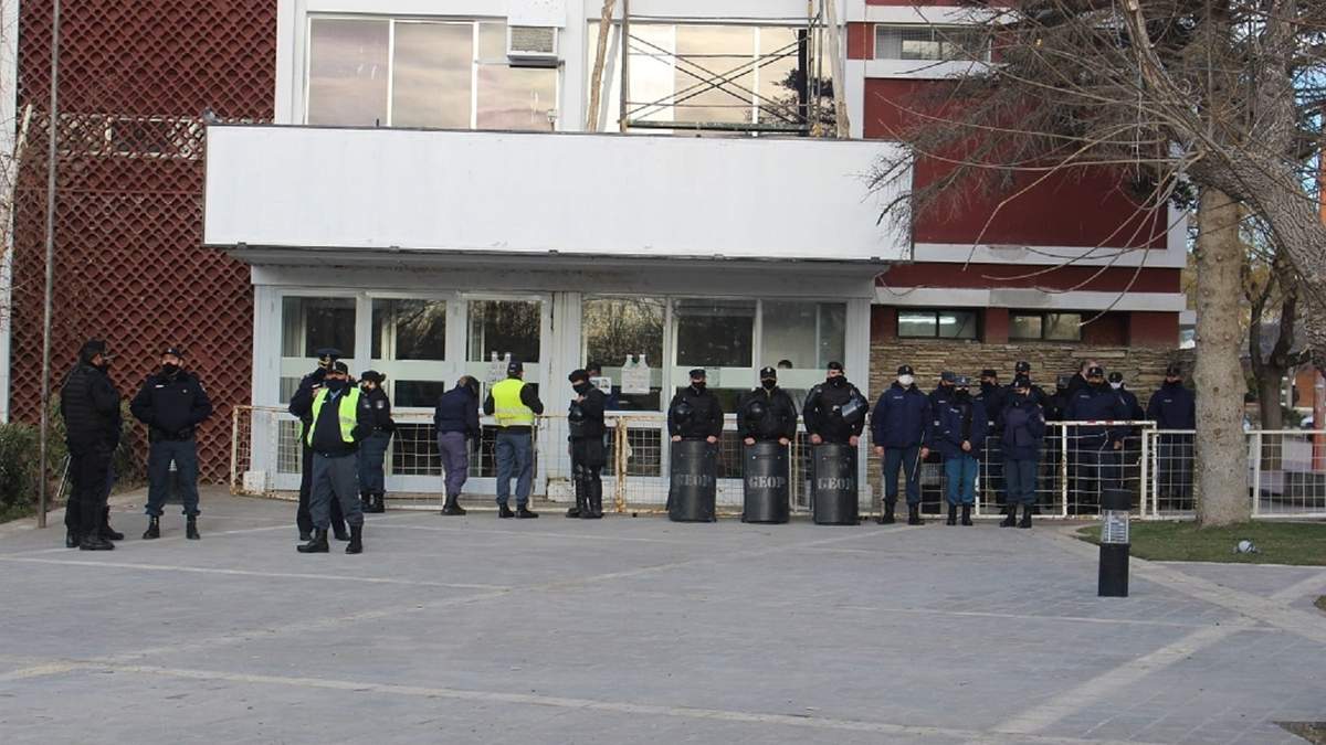 Municipalidad custodiada por numerosos efectivos policiales. Fuente. (Daniel Signorile)