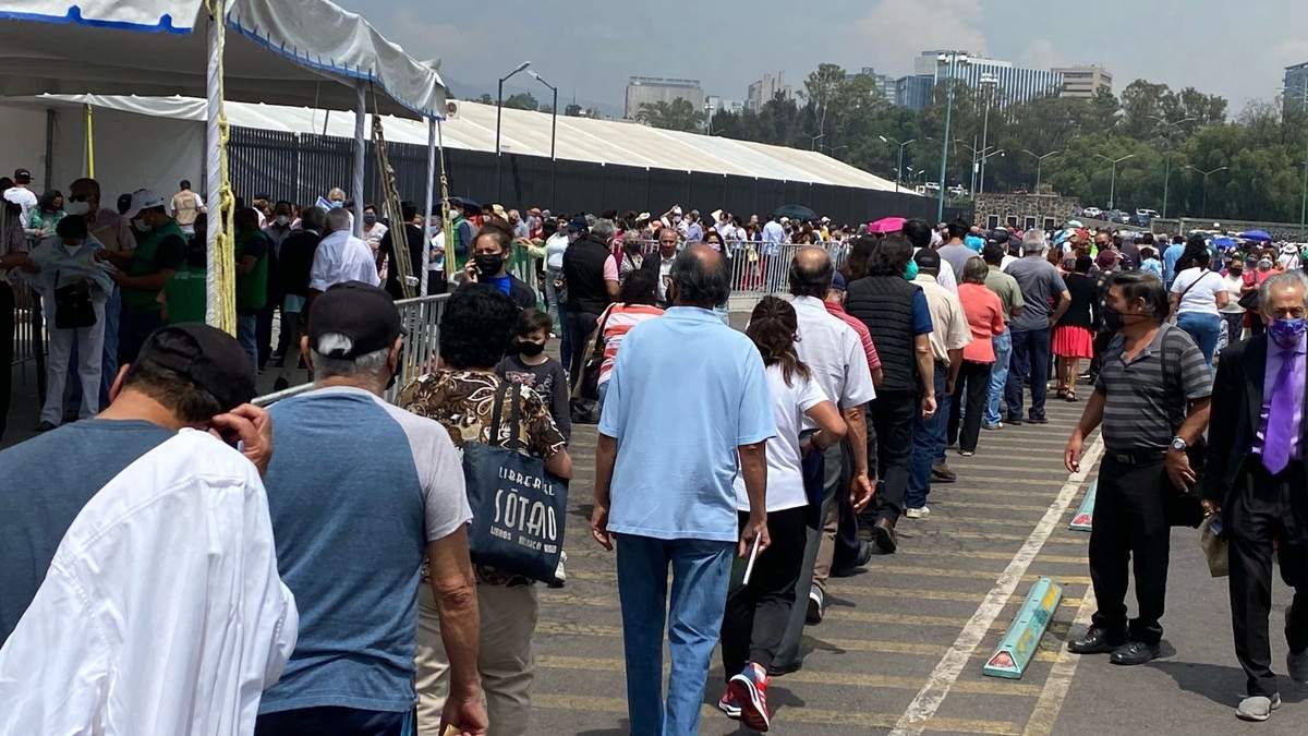 El martes y este miércoles se registraron largas filas en los centros de vacunación de la CDMX