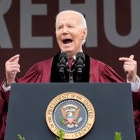 Biden dice a graduados que “escucha” sus protestas contra la guerra en Gaza