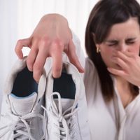 Con 1 solo ingrediente: el truco de las abuelas para evitar el mal olor de tus zapatillas en minutos y sin lavarlas