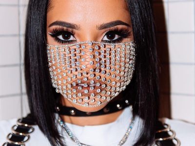 ¿Bebiendo a la par? Becky G y Bad Bunny atrapados en una foto comprometedora
