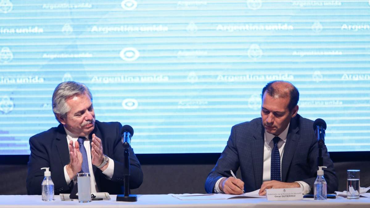 Alberto Fernández junto a Omar Gutiérrez. Fuente: (Twitter)