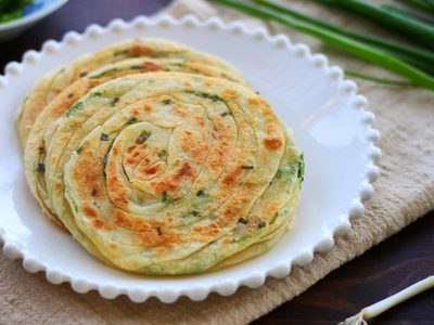 Exquisito panqueque de cebollín: la receta china y viral que es perfecta para acompañar los mates