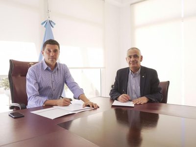 Marcos Koopmann firmó un convenio con la UNCo para crear aulas bimodales