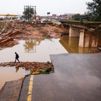 Sudáfrica despliega 10 mil militares en las zonas afectadas por las lluvias: aún hay desaparecidos