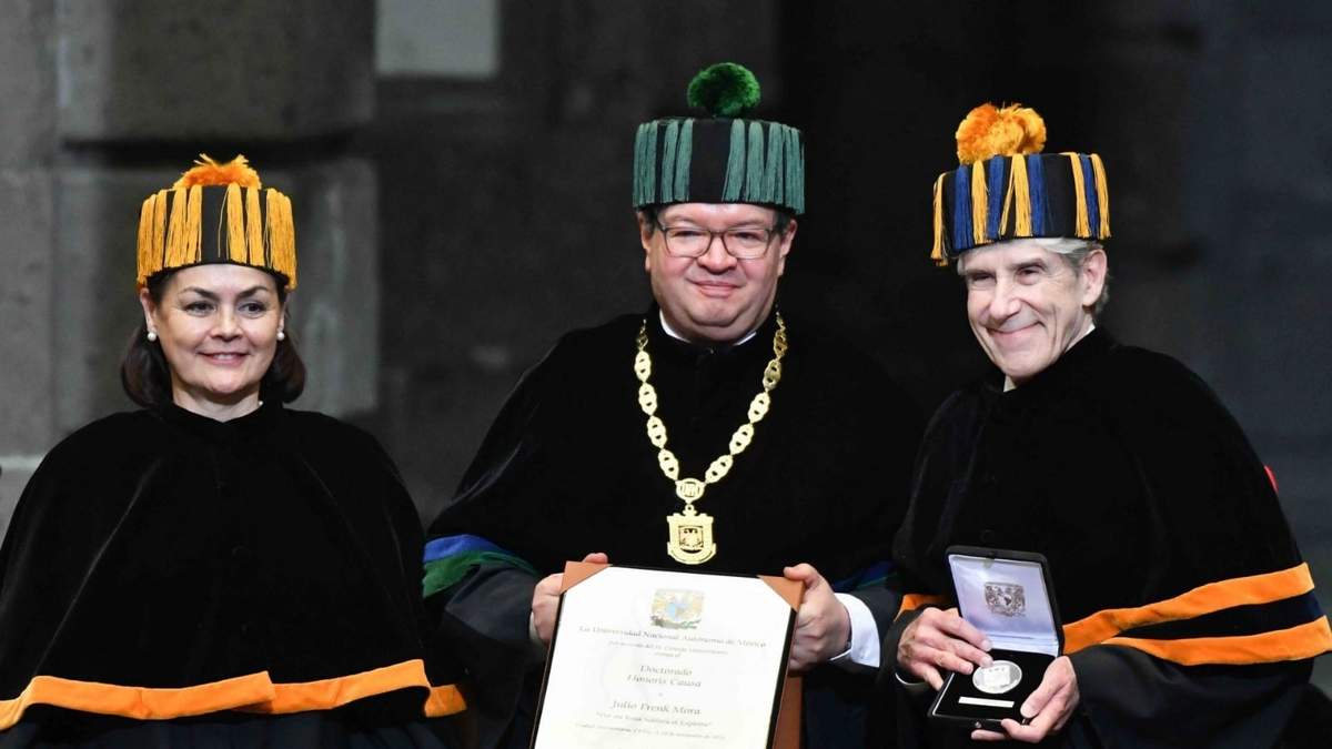 Julio Frenk Mora recibió la distinción de manos del rector Leonardo Lomelí