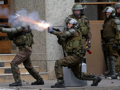 Revocan la prisión preventiva a los carabineros acusados de tortura durante las protestas en Chile