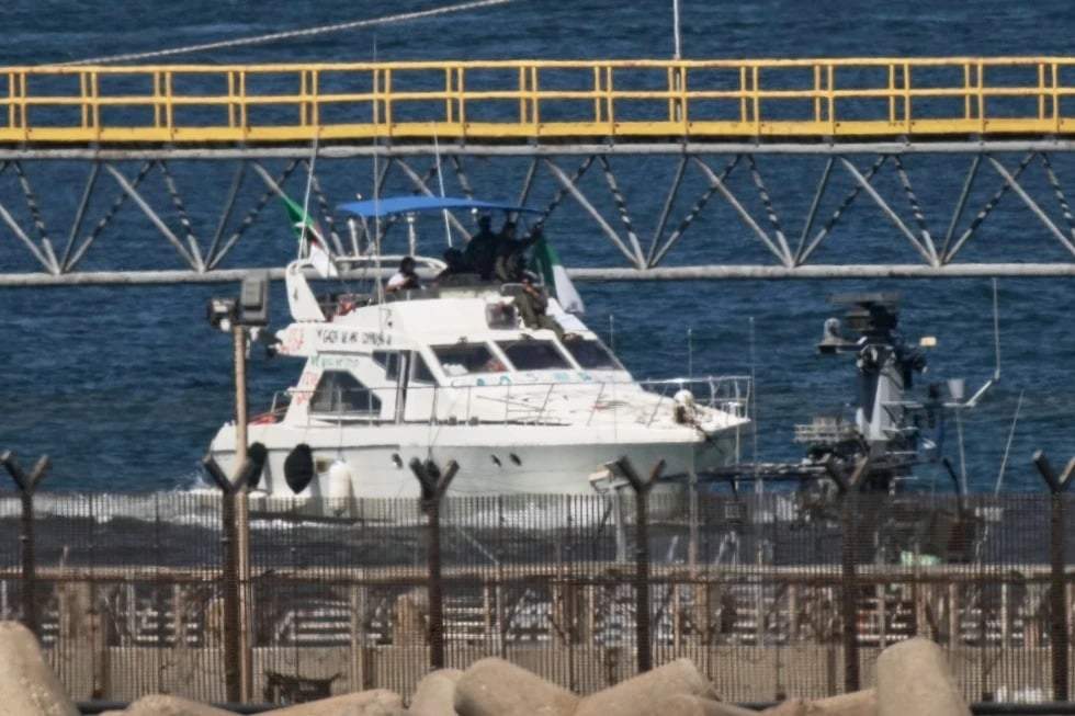 Soldados de la armada israelí dirigen una de las embarcaciones de la flotilla civil Sumud hacia Gaza hasta el puerto de Ashdod, Israel, el jueves 2 de octubre de 2025, tras ser interceptada frente a la costa de Gaza.