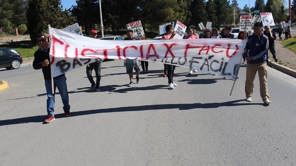 Una de las tantas marchas realizadas en Zapala, pidiendo justicia por Facundo Guiñez. Fuente: (Daniel Signorile)