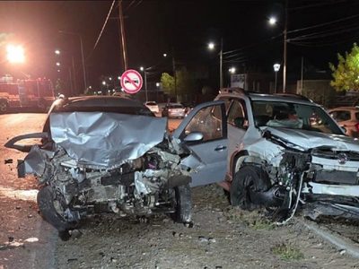 Una maniobra de sobrepaso terminó con un choque frontal sobre la ruta 22 en Plaza Huincul