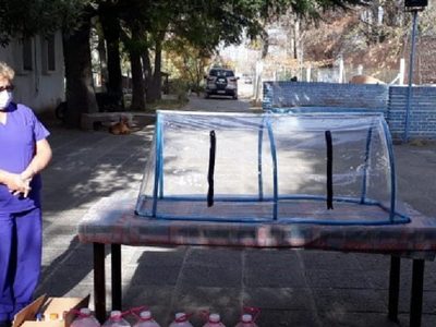 Los internos de Roca diseñaron una cámara de aislamiento para donar al Hospital