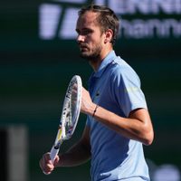 Multan a Medvedev con 7 mil dólares por conducta antideportiva tras romper su raqueta siete veces