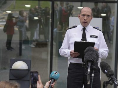 Policía británica busca a un hombre tras el asesinato de esposa e hijas de comentarista de la BBC
