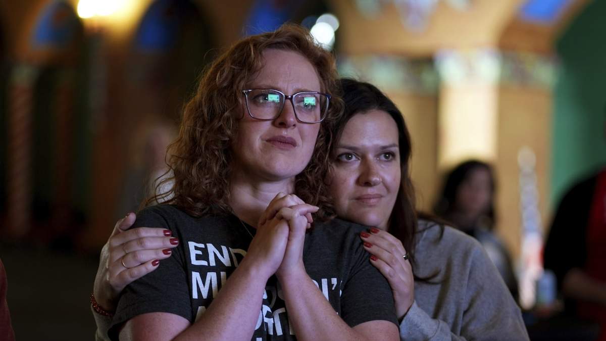 Erika y Leeann observan luego de que se aprobara una enmienda constitucional sobre derecho al aborto en Missouri