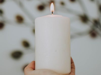 Rituales: los atributos "mágicos" al prender una vela blanca que tenés que conocer para atraer abundancia