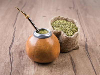La planta que tenés que echarle al mate para motivar la pérdida de peso y darle un sabor único
