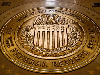Funcionaria de la Fed ve posible aumento de tasas por alza de la gasolina y la inflación