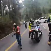Cámara de un motociclista capta retén y asalto de hombres armados en el Edomex