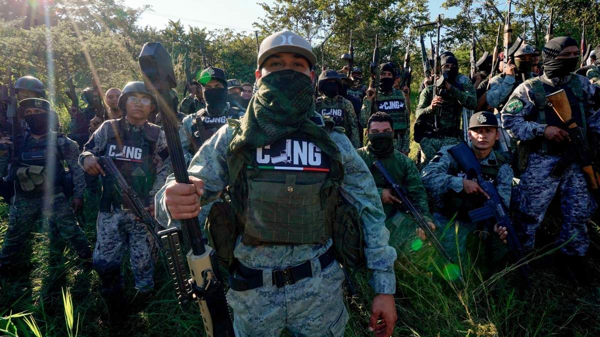 Integrantes del CJNG en una demostración de fuerza